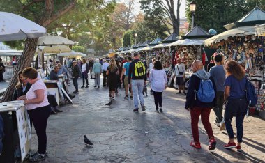 Venedik, İtalya'da turistler ve hediyelik eşya dükkanları
