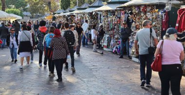 Venedik, İtalya'da turistler ve hediyelik eşya dükkanları