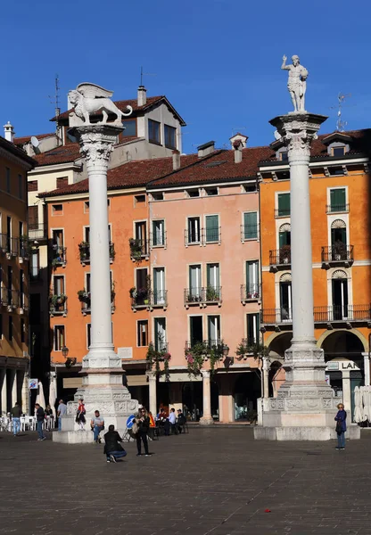 Columnas en Piazza dei signori en Vicenza, Italia — Foto de Stock