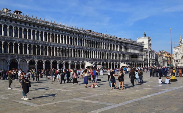 Туристы на площади Сан-Марко в Венеции, Италия — стоковое фото