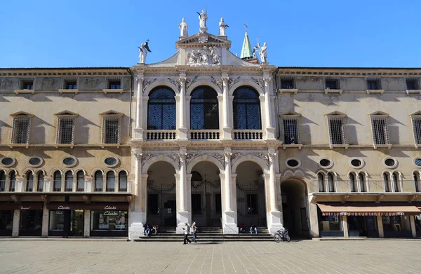 Edificios históricos con tiendas en Vicenza, Italia — Foto de Stock