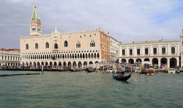 Torre y Palacio Ducal de San Marco en Venecia, Italia —  Fotos de Stock