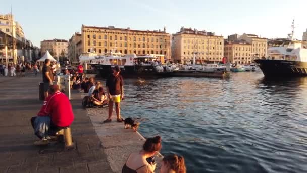 Turisták Quai Des Belges Vízparti Komphajó Régi Kikötő Marseille Franciaország — Stock videók