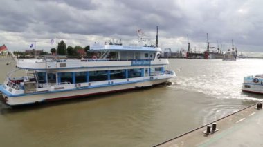 2 Ekim 2019 'da Hamburg, Almanya' da Elbe Nehri 'nde yolcu taşıyan feribot.