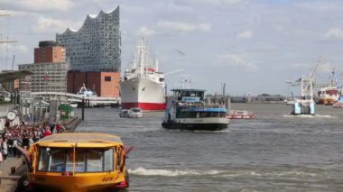 2 Ekim 2019 'da Hamburg, Almanya' da Elbe Nehri 'nde yolcu taşıyan feribot.
