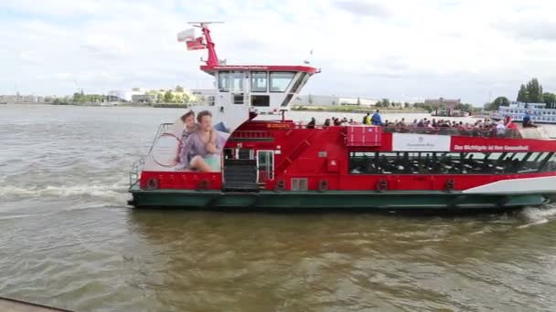 Barco Balsa Com Passageiros Navega Rio Elba Hamburgo Alemanha Outubro — Vídeo de Stock