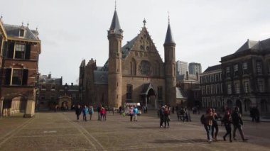 19 Ekim 2019 'da Hollanda, Lahey' deki Binnenhof parlamentosundaki Ridderzaal binası ve turistler