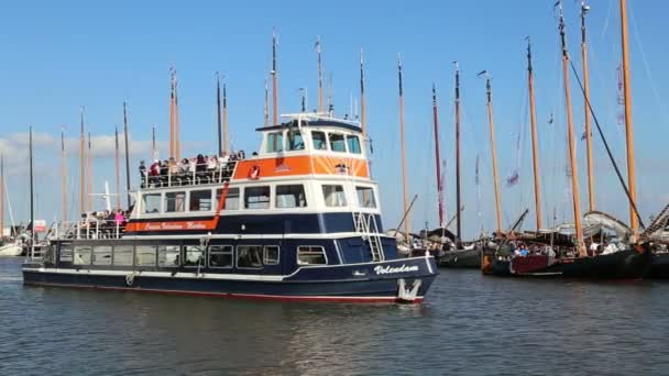観光客とのフェリーは 2019年9月12日にオランダのヴォレンダムの漁港を出発します — ストック動画