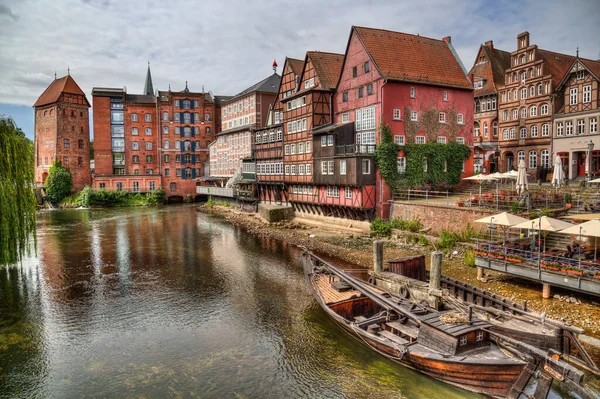 ドイツ ルネブルク 2019年7月4日 7月4日にドイツ ルネブルクの旧市街に伝統的な家屋や歴史的なボートを持つ旧ルネブルク港 — ストック写真