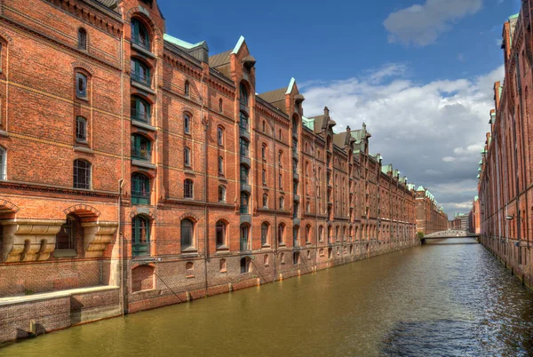 Canal Avec Entrepôts Historiques Dans Quartier Speicherstadt Hambourg Allemagne — Photo