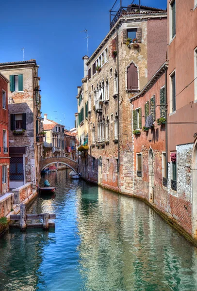 Casas Históricas Canal Con Reflejos Pequeños Barcos Venecia Italia — Foto de Stock