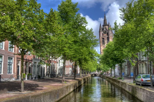 Ağaçlı Kanal Eski Delft Kilisesi Nin Eğimli Kulesi — Stok fotoğraf