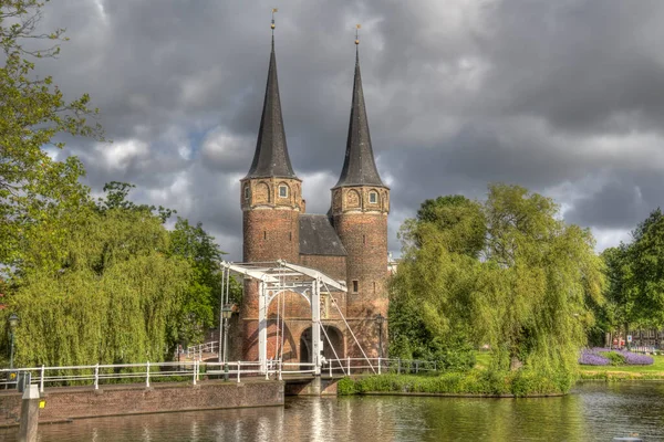 Oostpoort Porten Solljus Och Mörka Regnmoln Uppe Delft Holland — Stockfoto