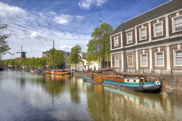 Canal Barcos Históricos Moinho Vento Distância Schiedam Holanda — Fotografia de Stock