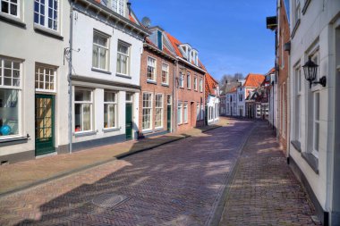 Amersfoort, Hollanda 'da tarihi evleri olan cadde