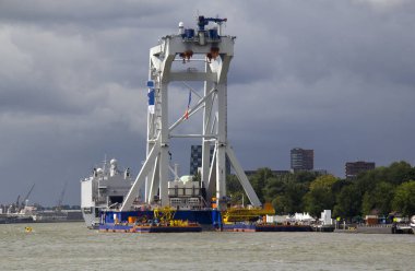 Hollanda Rottardam 'da sergilenen bir gemide dev bir vinç.