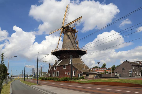オランダのデルフトにある歴史的な風車やその他の建物 — ストック写真