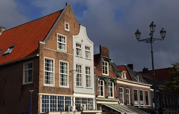 Gevels Van Historische Huizen Aan Markt Delft Találkozott Een Donkere — Stock Fotó