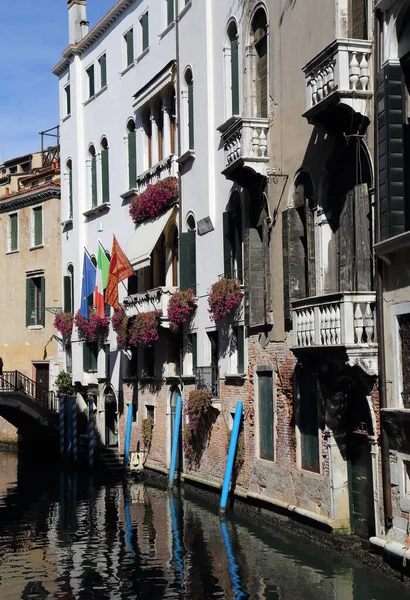 Casas Históricas Largo Estrecho Canal Casco Antiguo Venecia Italia — Foto de Stock