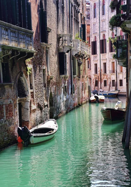 イタリアのヴェネツィアに小さなボートと狭い古い運河にバルコニー付きの歴史的な家 — ストック写真