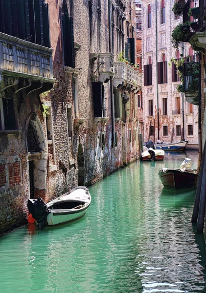 Maisons Historiques Avec Balcons Sur Étroit Vieux Canal Avec Petits — Photo