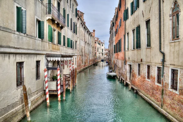 Kanal Mit Steg Und Historischen Gebäuden Venedig Italien — Stockfoto