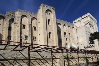 Avignon, Fransa 'daki Ortaçağ Papa' sının sarayının duvarları ve kuleleri