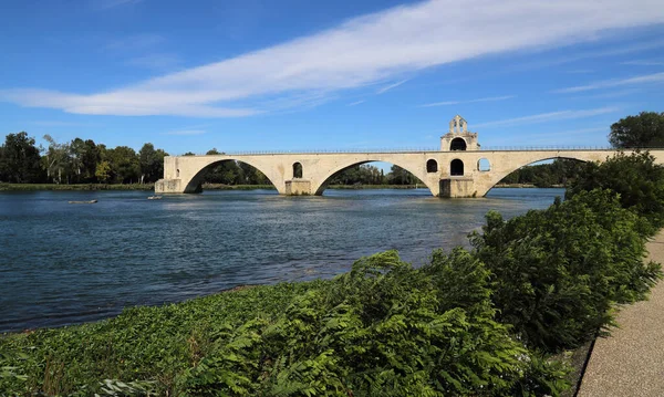 フランスのアヴィニョンのローヌ川に架かる有名な古い橋 — ストック写真