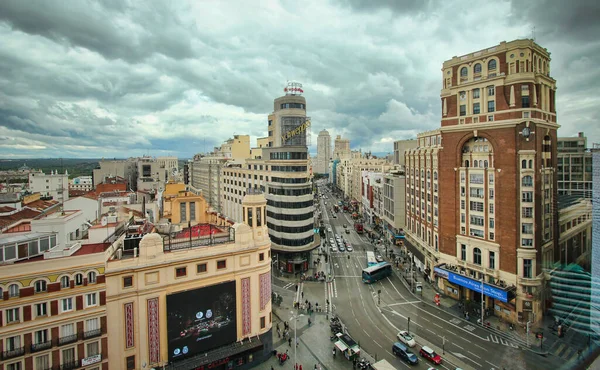 Madrid Spagna Maggio 2016 Traffico Auto Persone Che Passano Davanti — Foto Stock