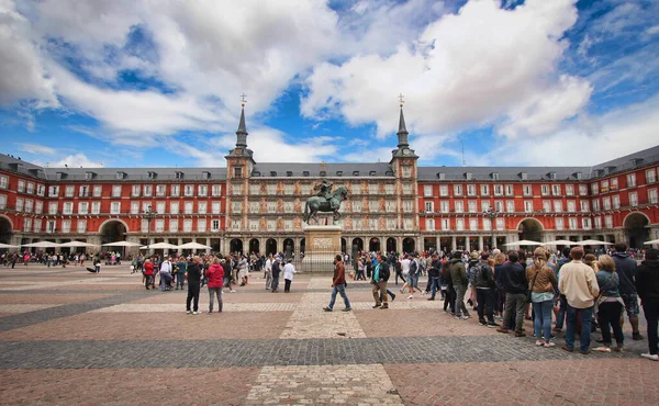 西班牙马德里 2016年5月29日 位于广场中心的菲利普三世铜像附近的游客 该铜像由让 布洛涅和皮埃特洛 塔卡创建于1616年 2016年5月29日于西班牙马德里 — 图库照片