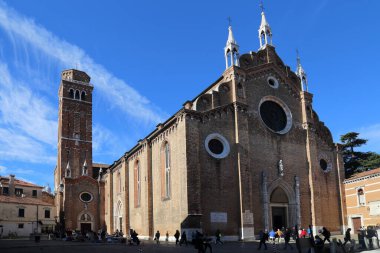Venedik, İtalya - 4 Ekim 2018: Santi Giovanni e Paolo ve Scuola Grande di San Marco kilisesindeki turistler, 4 Ekim 2018