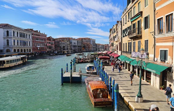 Venice Italy October 2018 People Walk Grand Canal Gondolas Restaurants — Stock Photo, Image