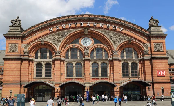 ドイツ ブレーメン2019年7月1日 2019年7月1日 ドイツ ブレーメンの中央鉄道駅の前を歩く人々 — ストック写真