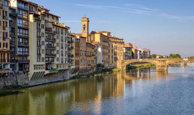 Floransa, İtalya - 24 Eylül 2017: Arno Nehri üzerindeki Ponte Santa Trinita köprüsü ve İtalya 'daki tarihi binalar 24 Eylül 2017