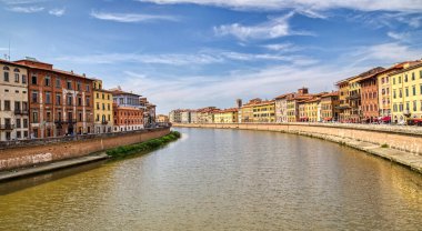 Pisa, İtalya - 28 Eylül 2017: Pisa, İtalya 'da Arno nehri boyunca tarihi binalar