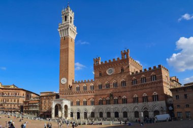 Siena, İtalya - 29 Eylül 2017: 29 Eylül 2017 'de İtalya' nın Siena kentindeki ünlü belediye binasının önündeki Piazza del Campo 'da turistler