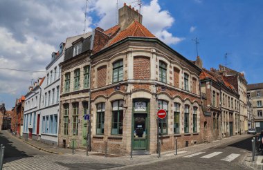 Lille, Fransa - 1 Haziran 2017: 1 Haziran 2017 'de Fransa' nın Lille kentindeki Rue de la Baignerie sokağındaki eski bar ve tarihi evler.