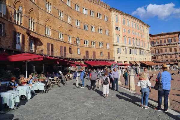 Сиена Италия Сентября 2017 Года Туристы Идущие Площади Пьяцца Дель — стоковое фото