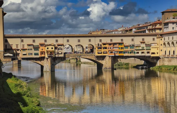 Florence Italië September 2017 Toeristen Ponte Vecchio Brug Rivier Arno — Stockfoto