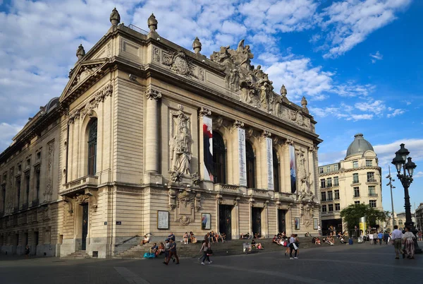 Lille Francja Maja 2017 Ludzie Spacerują Placu Teatralnym Przed Budynkiem — Zdjęcie stockowe