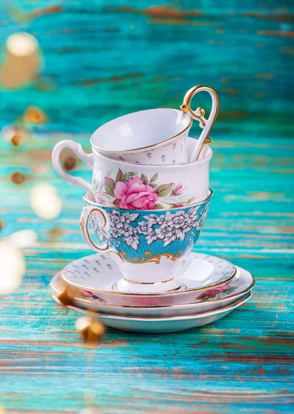 Stapel Alter Teetassen Auf Türkisfarbenem Hintergrund — Stockfoto