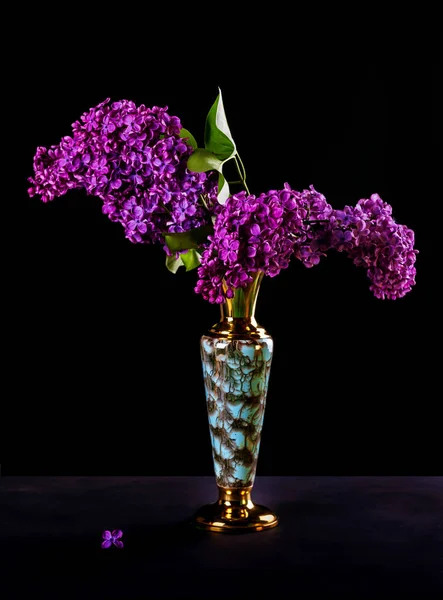 Nature Morte Avec Des Fleurs Lilas Sur Fond Noir — Photo