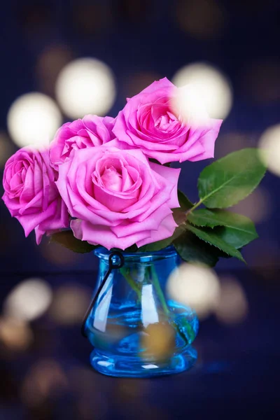 带散景灯的鲜粉色玫瑰花束 — 图库照片