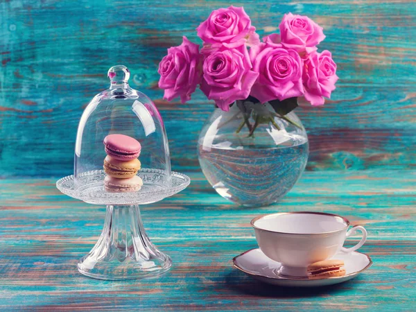 Macarons Bocal Cloche Verre Sur Table Bois — Photo