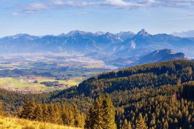 Alansal görünümünden hillside adlı muhteşem alp dağ silsilesi, Almanya