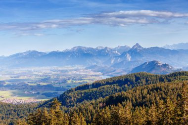 Alansal görünümünden hillside adlı muhteşem alp dağ silsilesi, Almanya