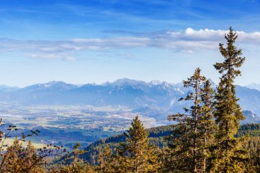 Alansal görünümünden hillside adlı muhteşem alp dağ silsilesi, Almanya