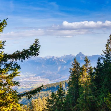 Alansal görünümünden hillside adlı muhteşem alp dağ silsilesi, Almanya