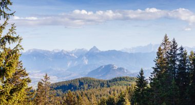 Alansal görünümünden hillside adlı muhteşem alp dağ silsilesi, Almanya