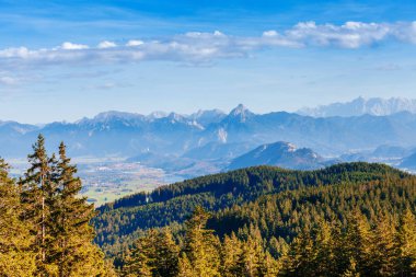 Alansal görünümünden hillside adlı muhteşem alp dağ silsilesi, Almanya